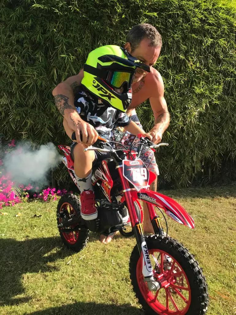 Сын Оли Нечипоренко на мотоцикле