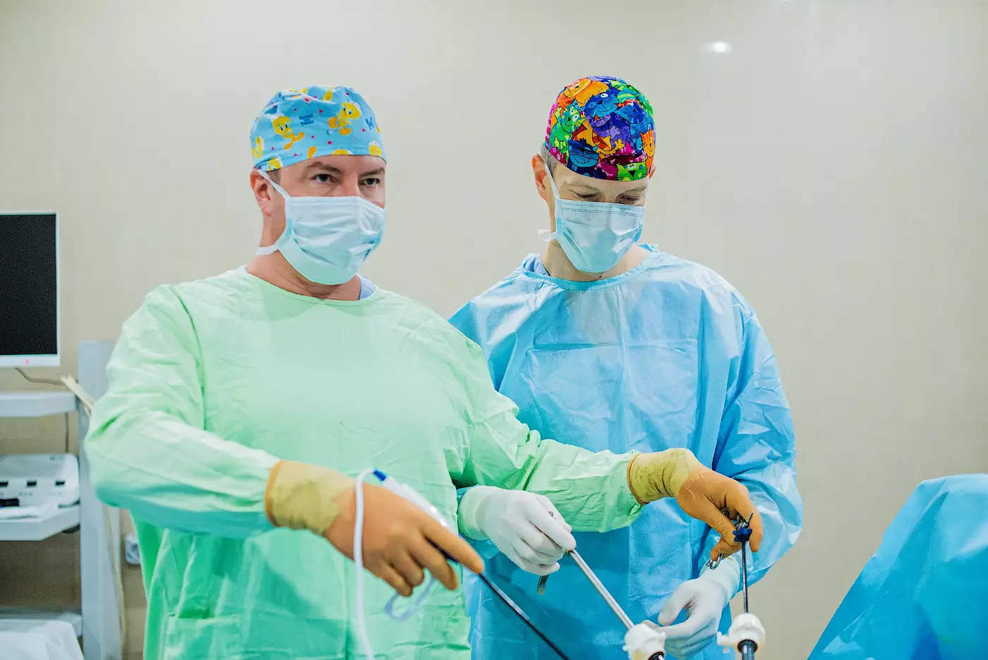 Сучасна відеокамера зсередини передає зображення на екран монітора. Хірурги з максимальною деталізацією бачать всі органи і утворення та з допомогою спеціального обладнання виконують точні маніпуляції.