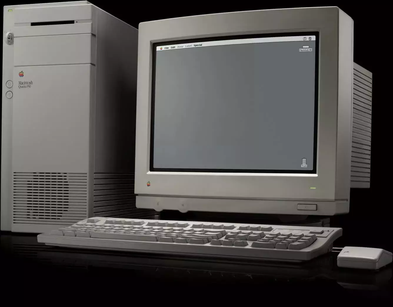 Оригинальный компьютер Macintosh Quadra 900 с Mac OS 8