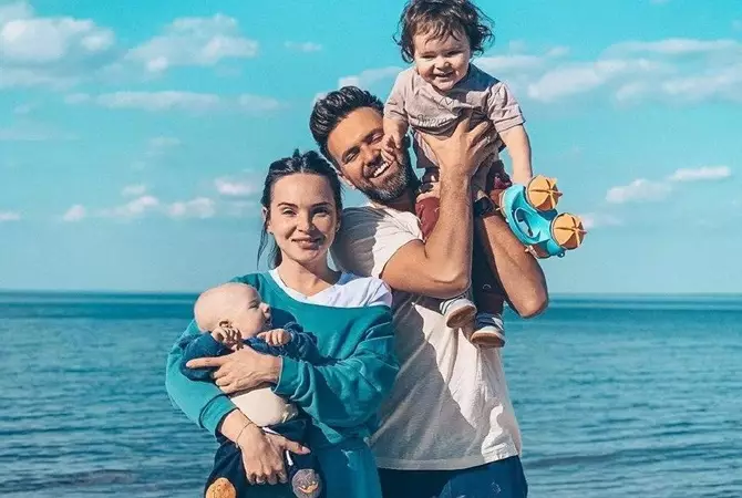 Тимур Мірошниченко з дітьми і дружиною