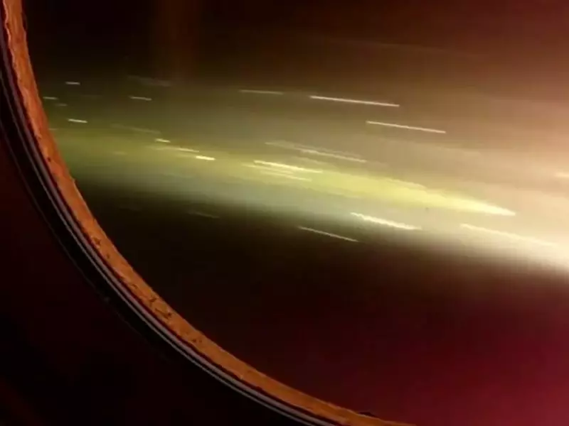 Вид с иллюминатора в момент вхождения капсулы Crew Dragon в атмосферу Земли
