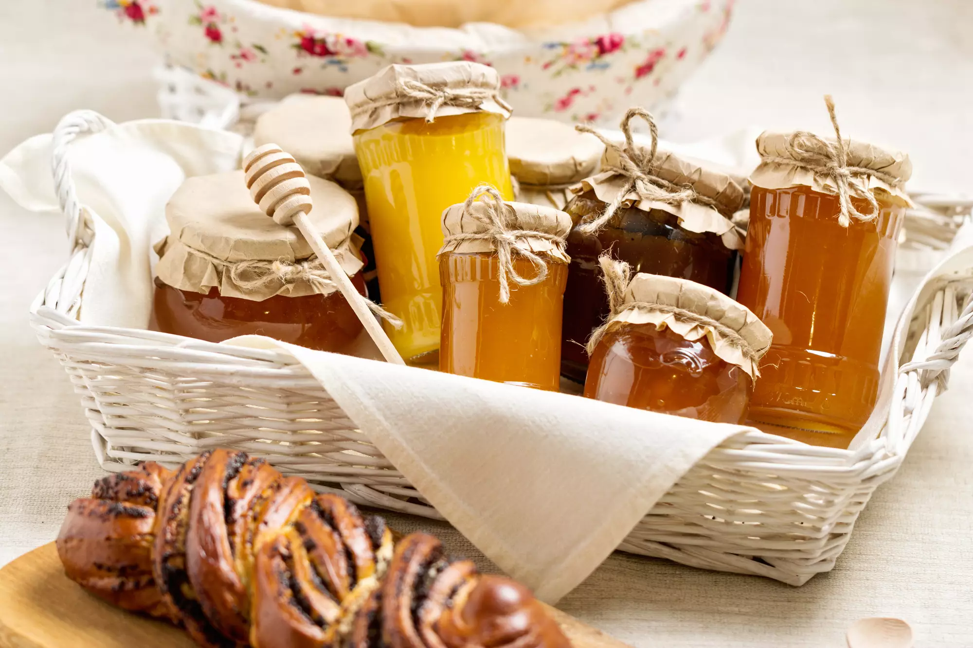 Мед, який входить до складу настоянок і вермутів, може викликати перехресну алергію з амброзією