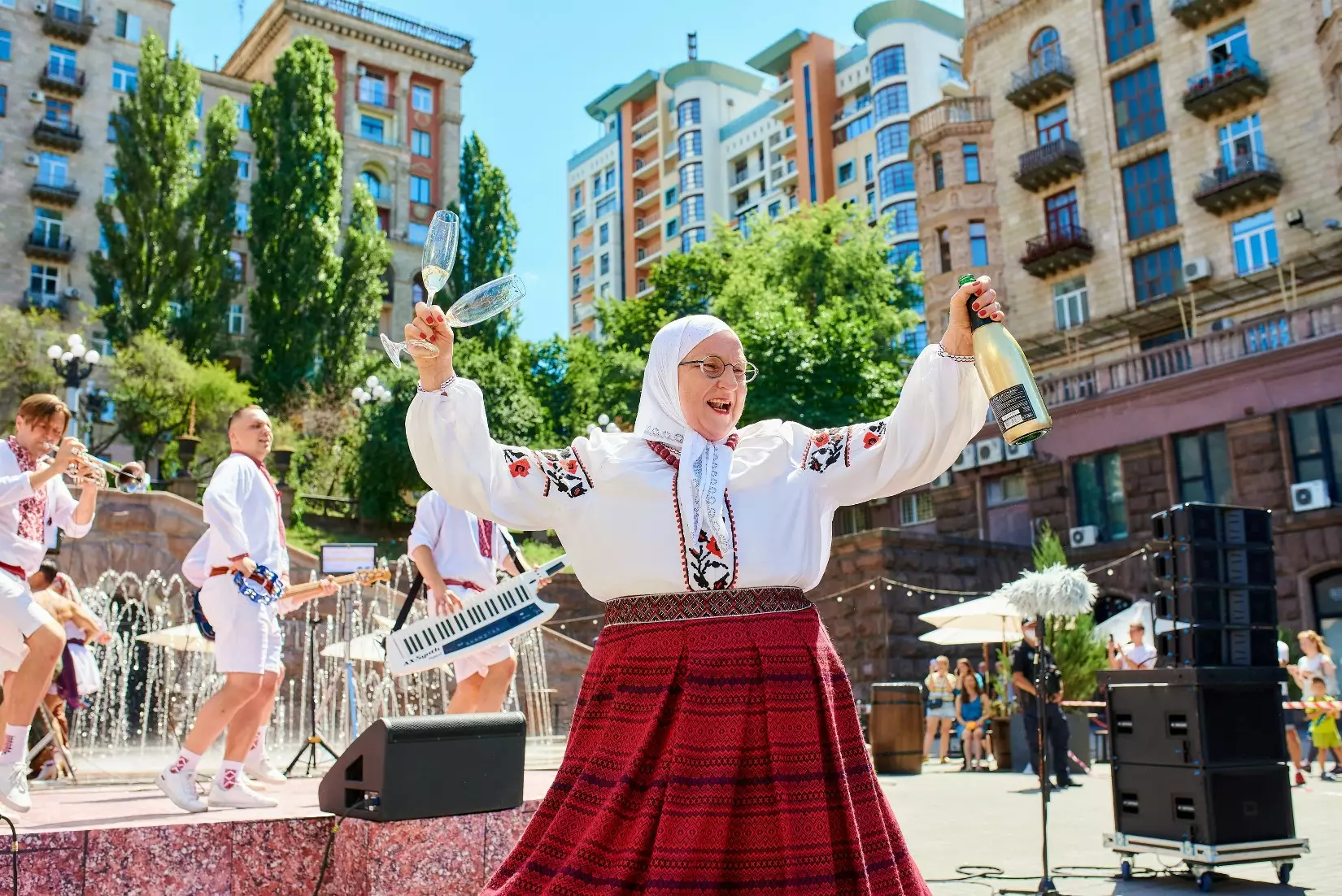 Verka Serduchka & Band влаштували гарячі танці прямо на Хрещатику