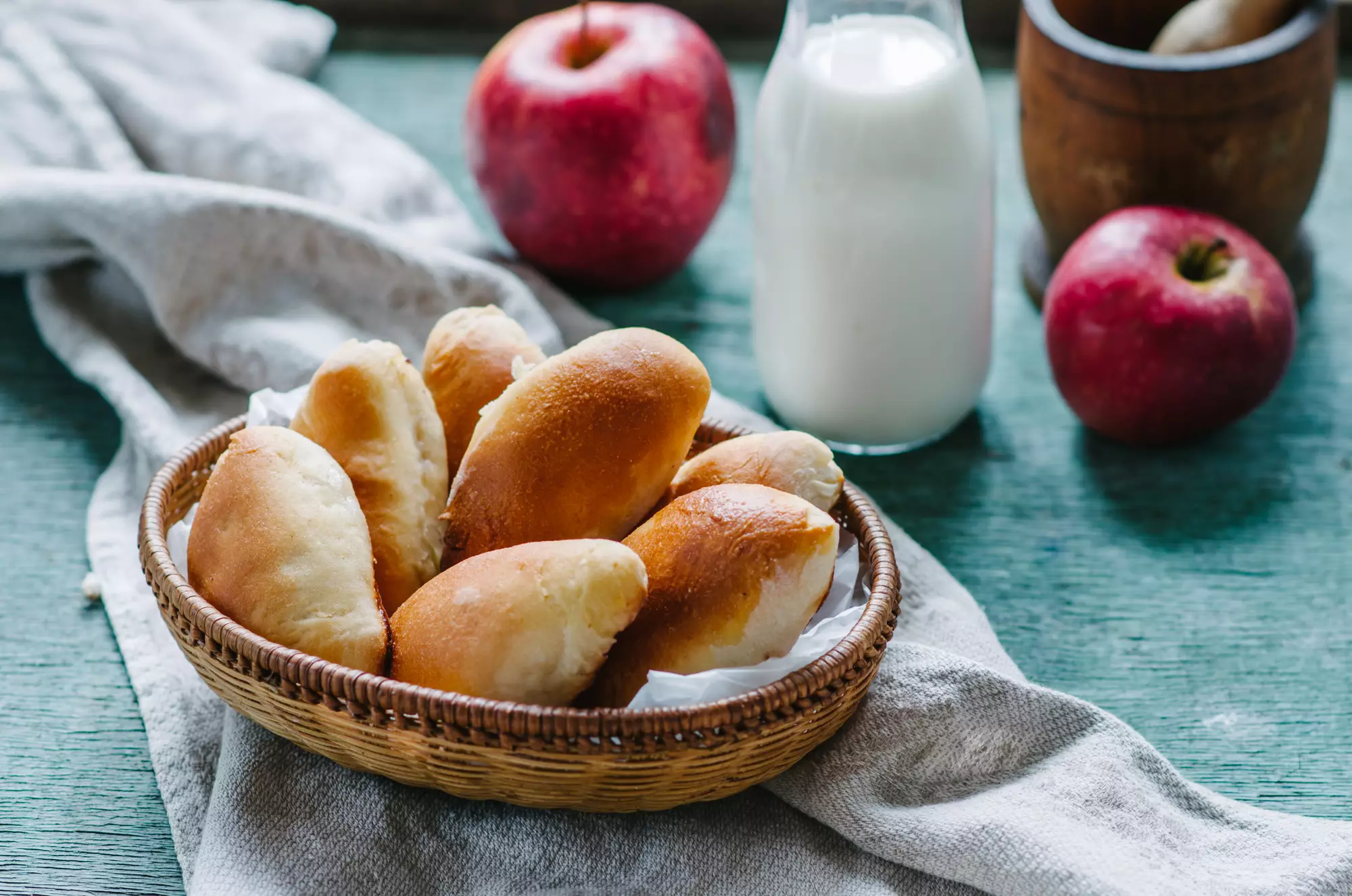 Пиріжки з яблуками на сметані в духовці