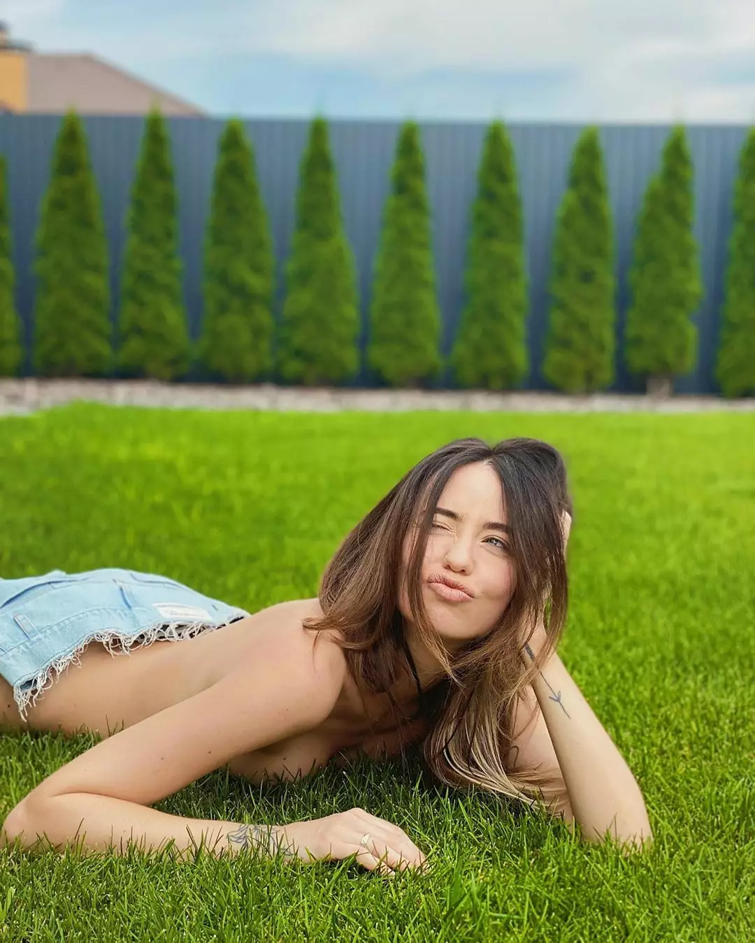 Надя Дорофеева голая полежала на траве возле дома - фото - Новости шоу  бизнеса | Сегодня