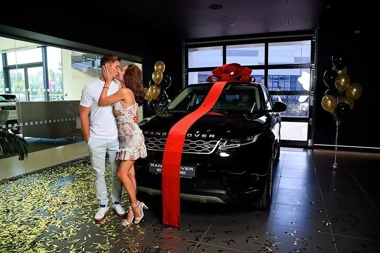 Владимир Остапчук подарил возлюбленной Кристине Горняк автомобиль