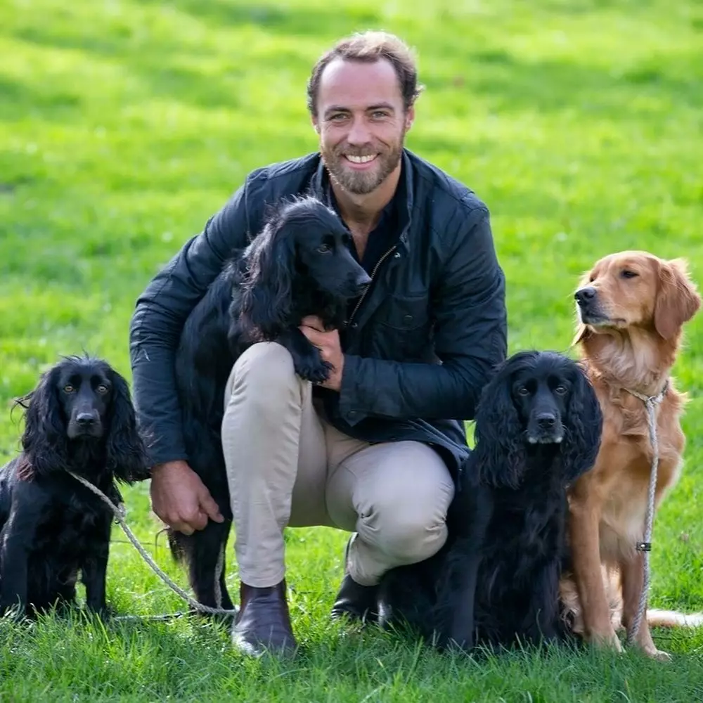 Джеймс Миддлтон со своими собаками