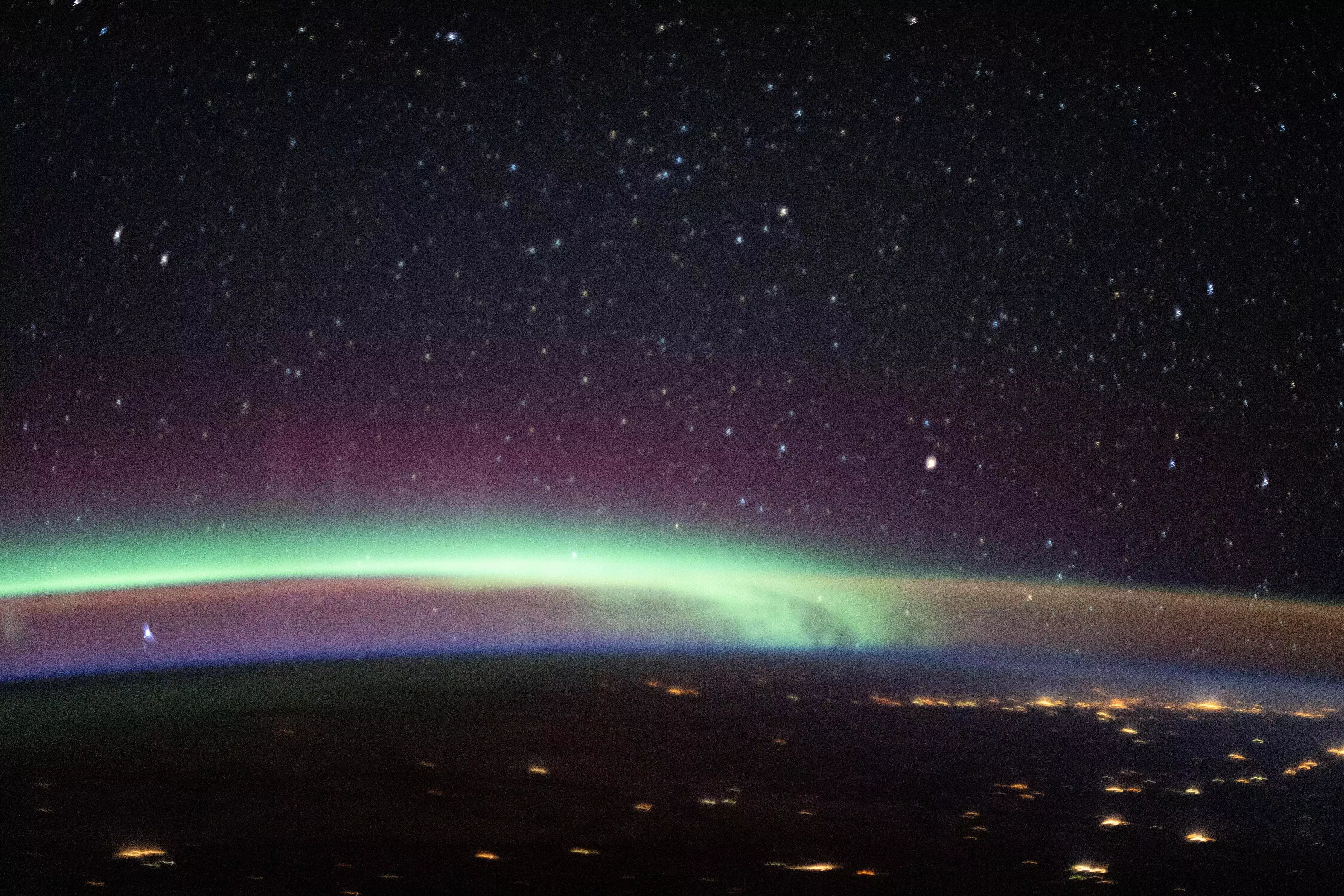 Астронавты на МКС стали свидетелями редчайшего явления – свечения авроры с полярным сиянием