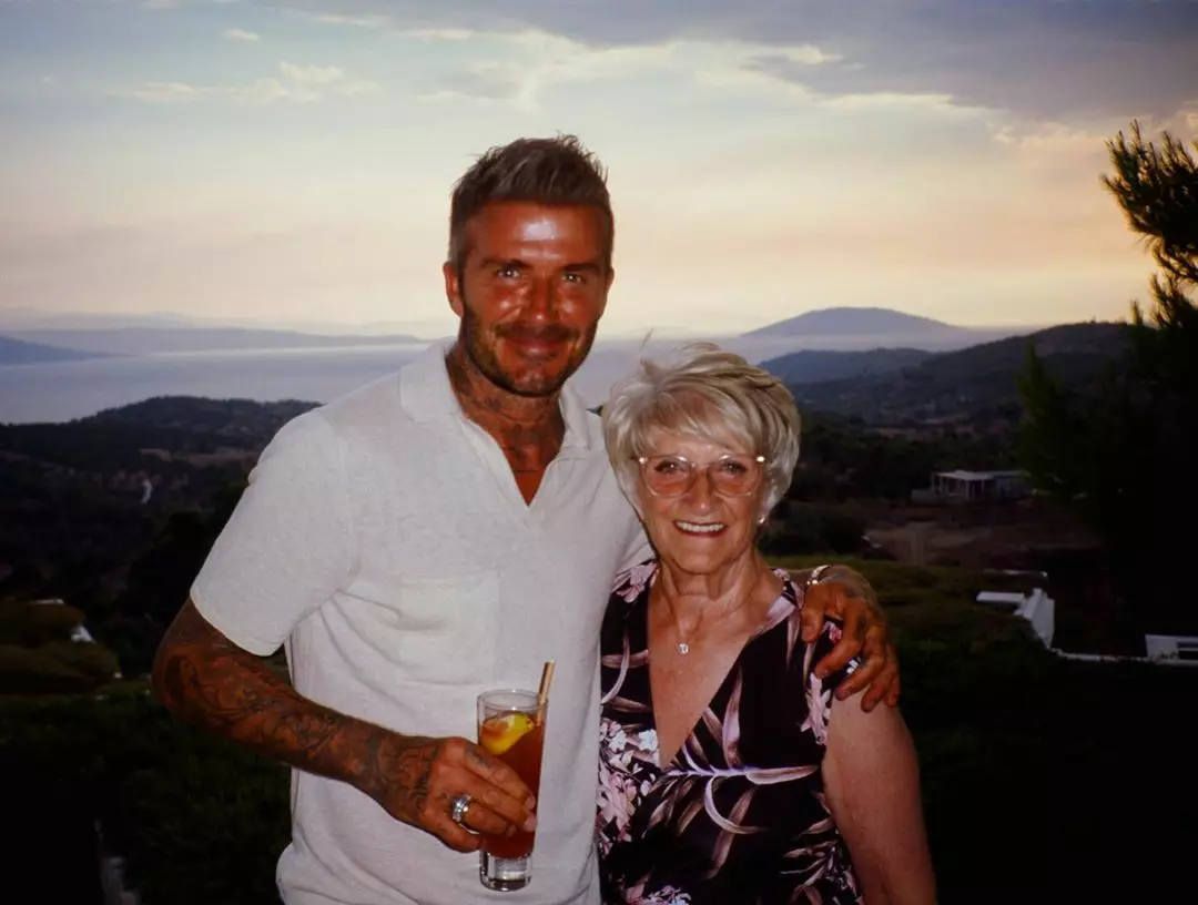 Дэвид Бекхэм со своей мамой на курорте