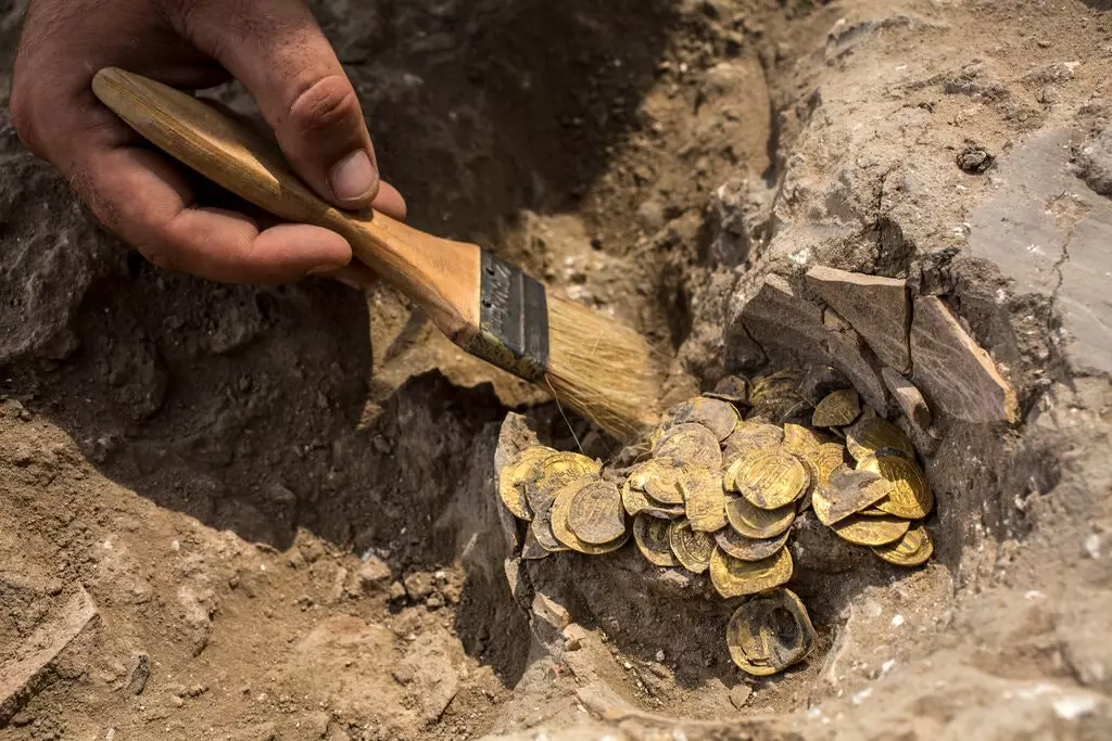 Клад с золотыми монетами нашли два 18-летних юноши