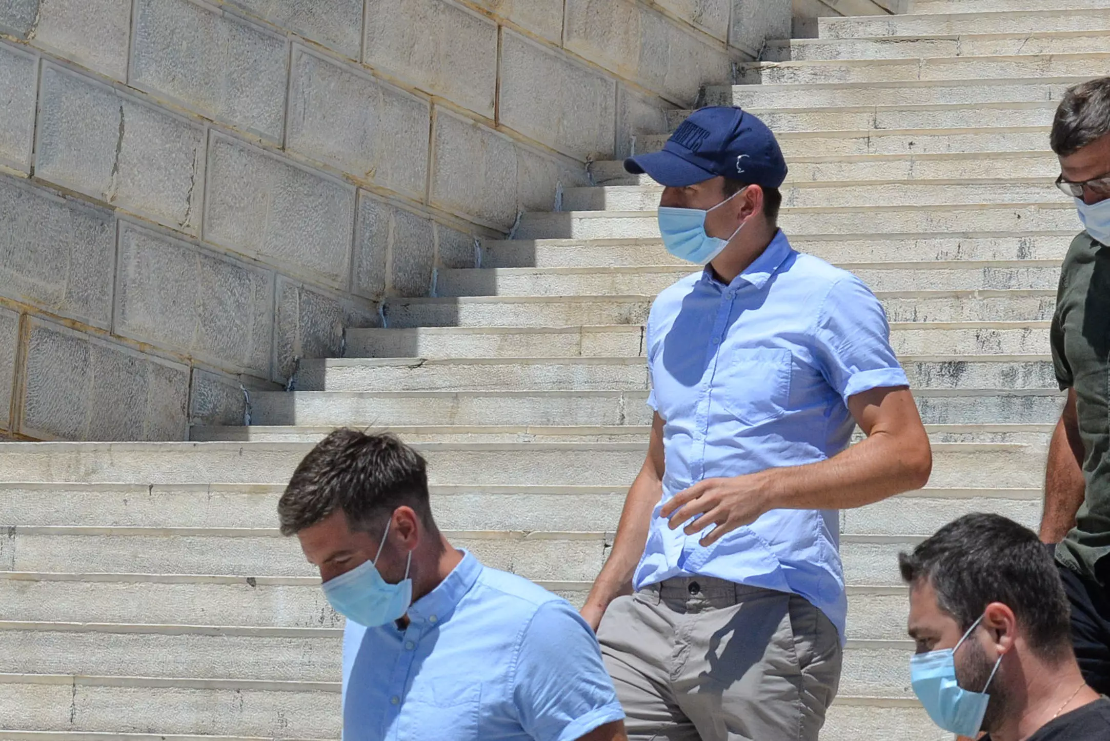Гарри Магуайр покидает здание суда в Греции