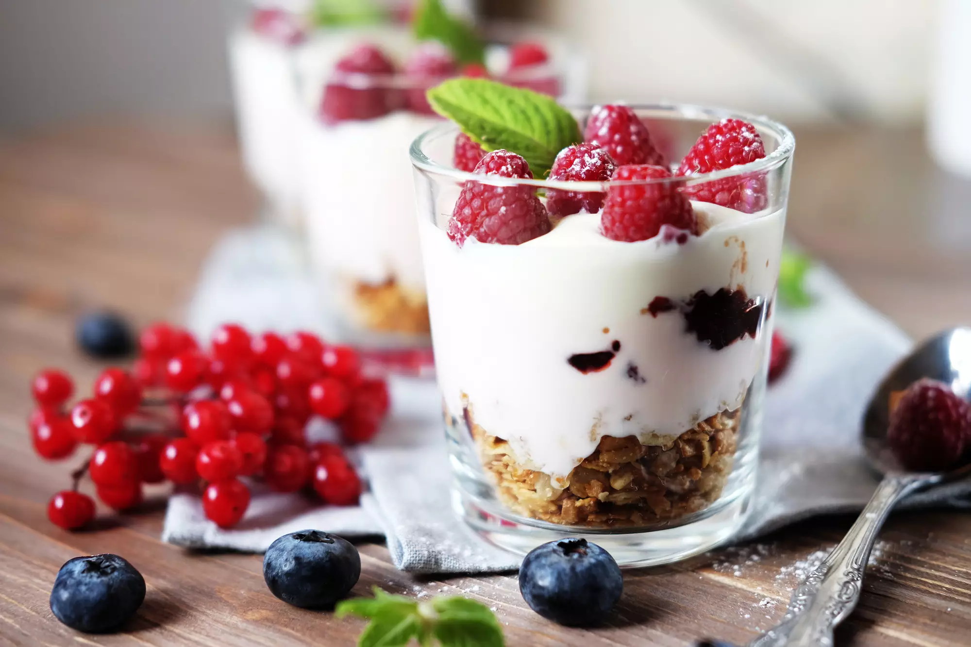Греческий йогурт с ягодами и гранолой