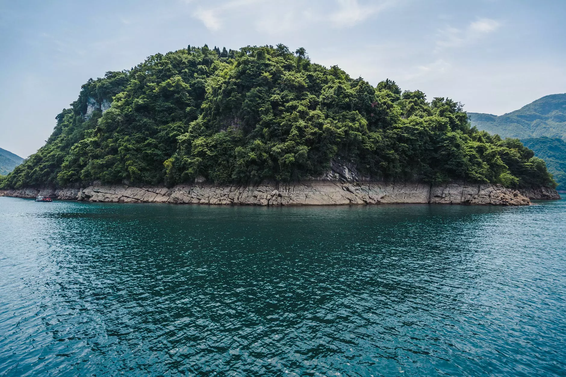 Китай здає в оренду сотні незаселених островів