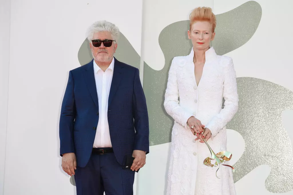 Педро Альмодовар и Тильда Суинтон на 77-м Венецианском кинофестивале