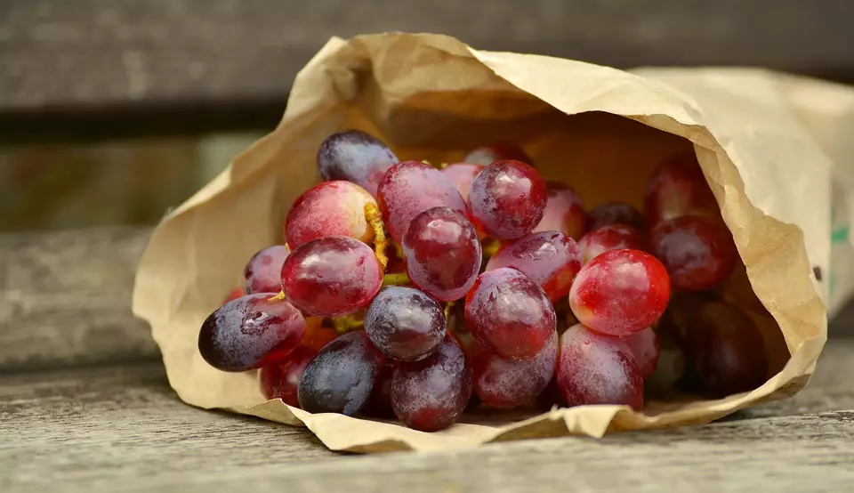 Храните виноград в отделении для фруктов