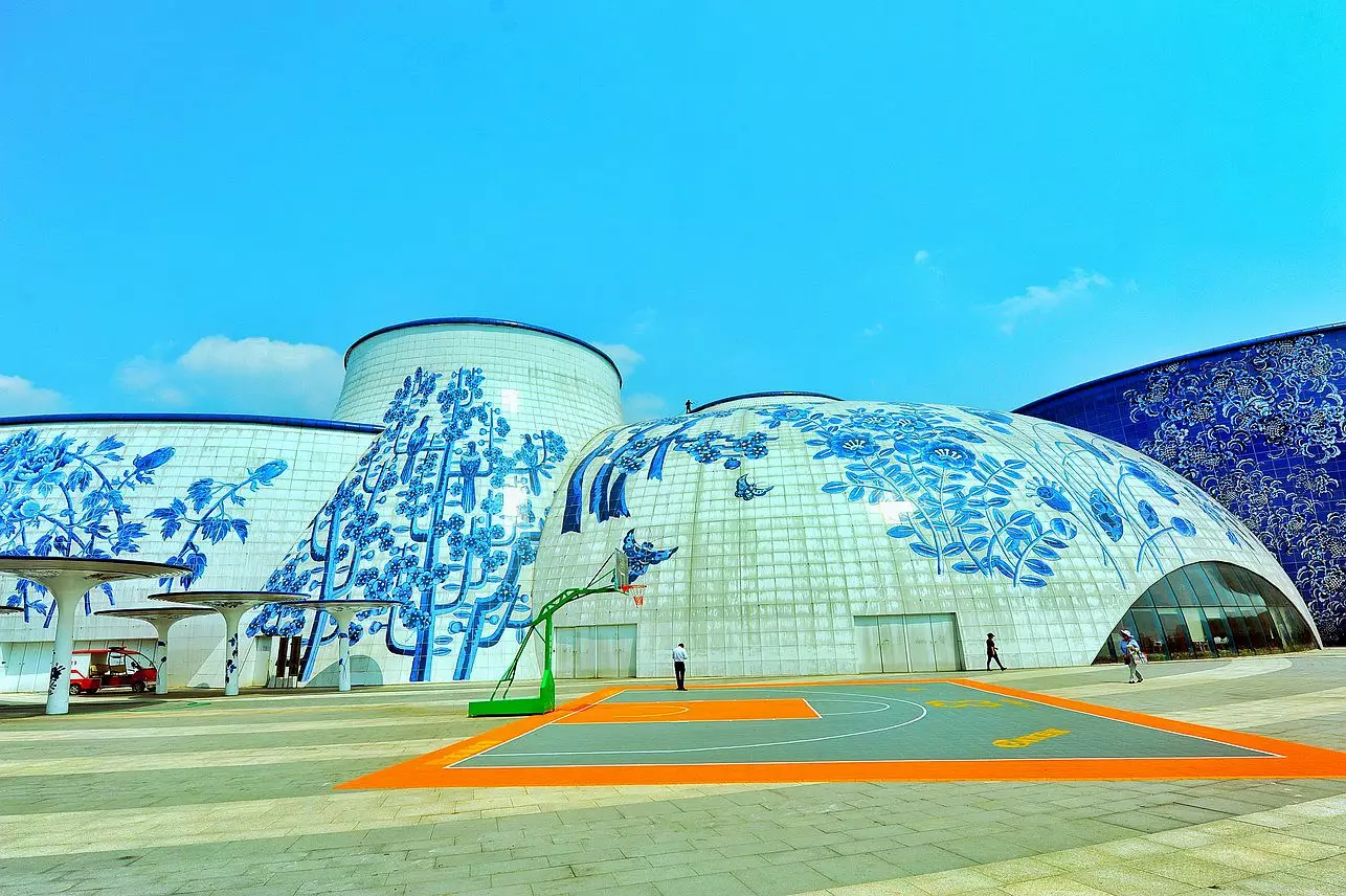 Найбільший в світі комплекс біло-блакитної порцеляни у Китаї