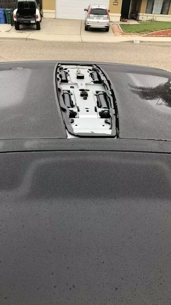 Оторванный кусок крыши Tesla Model X