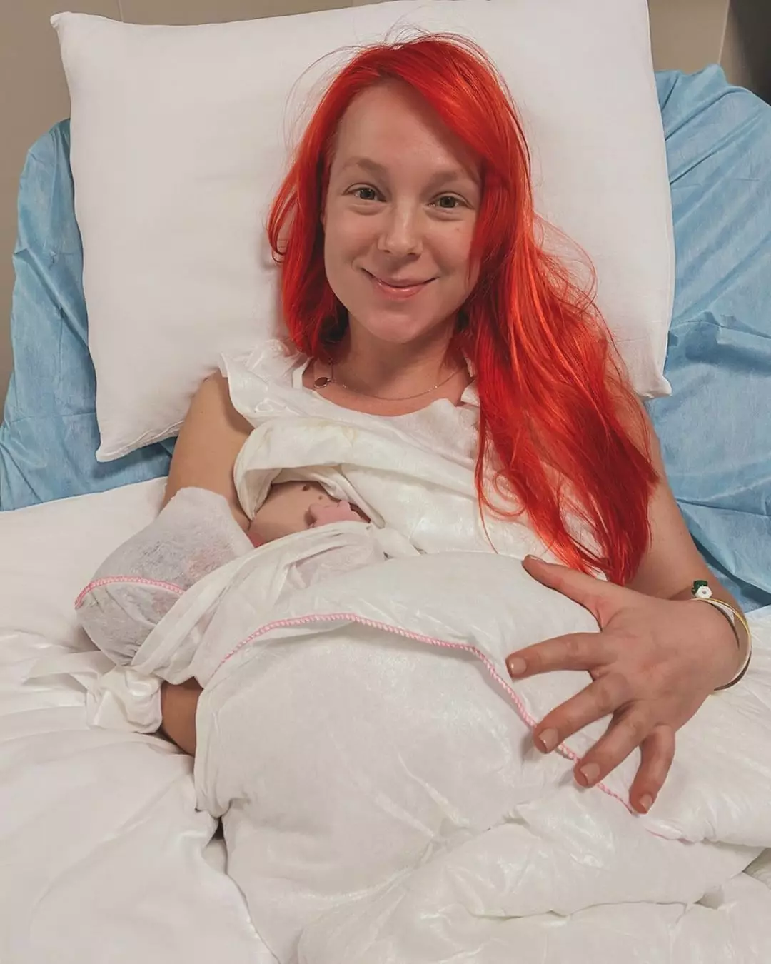 Светлана Тарабарова с новорожденной дочкой
