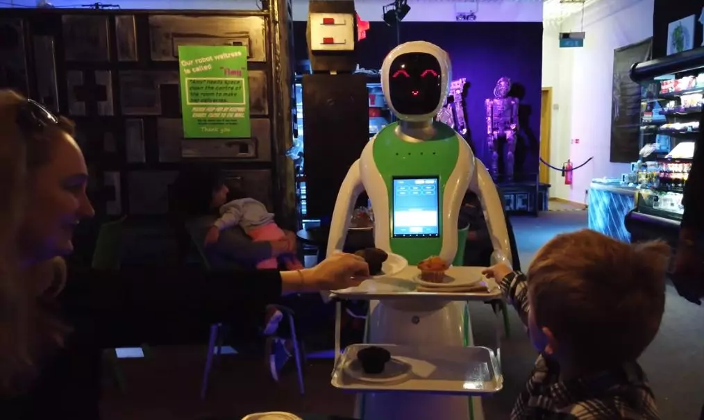 В британском ресторане работают роботы-официанты