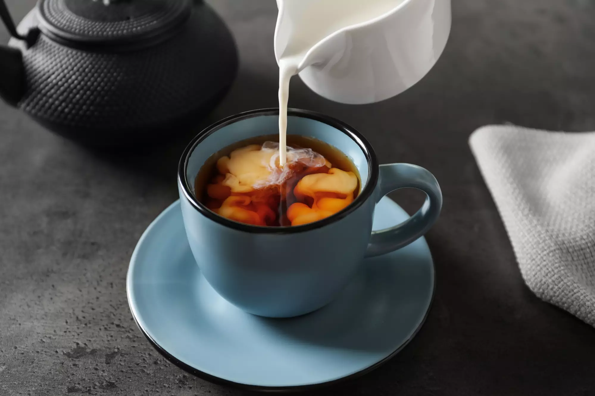 Уравновешенные Весы – это правильная пропорция молока в горьком черном чае