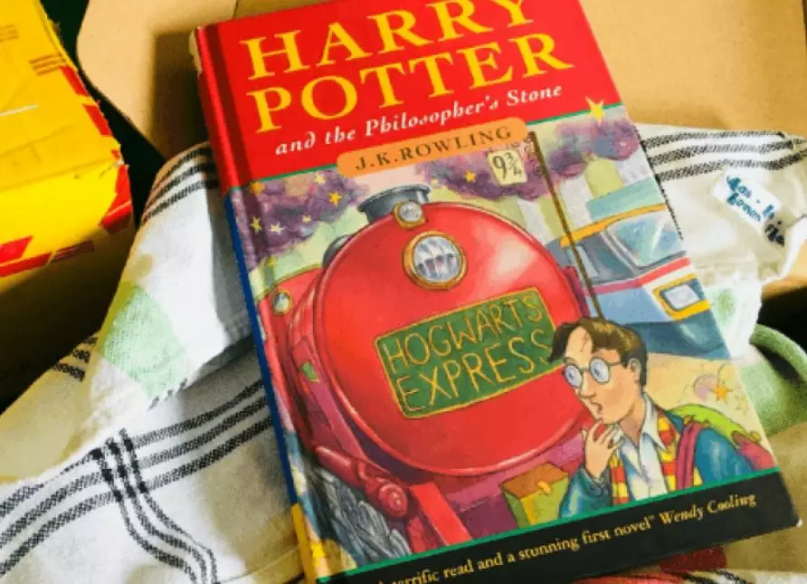 Первое издание книги Джоан Роулинг "Гарри Поттер и философский камень"