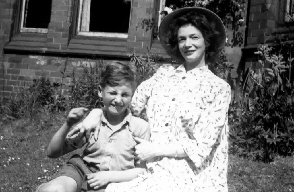 Маленький Джон Леннон и его мама Джулия