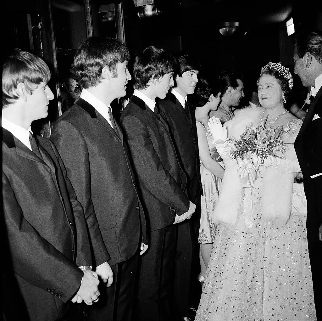 The Beatles встречаются с королевой Елизаветой, матерью Елизаветы II