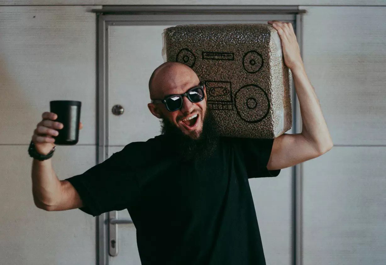 Андрей Гуневский выпустил рэп-гайд The Brew Guide для любителей кофе