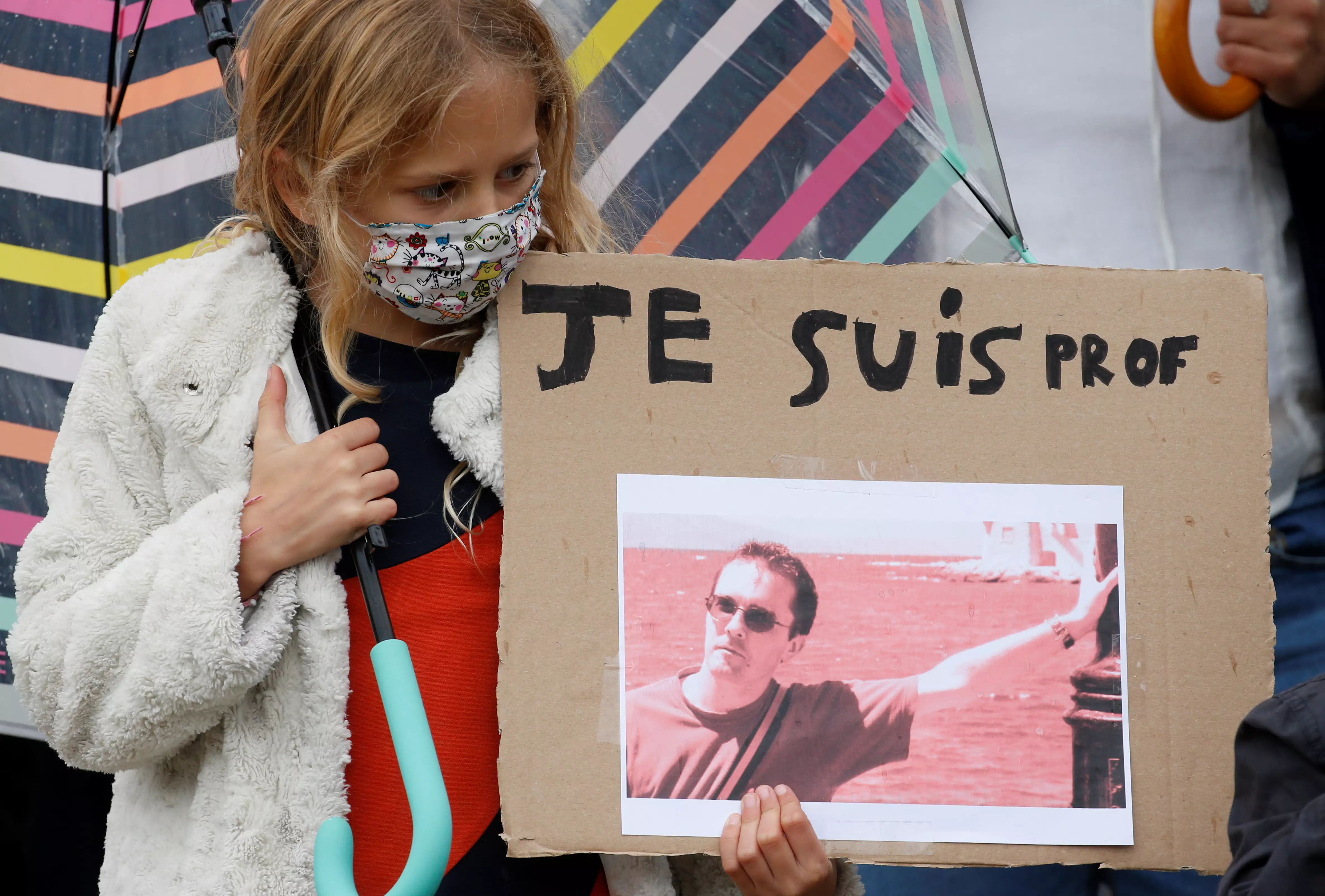 Участница митинга в память о Самюэле Пати. Фото: REUTERS/Pascal Rossignol