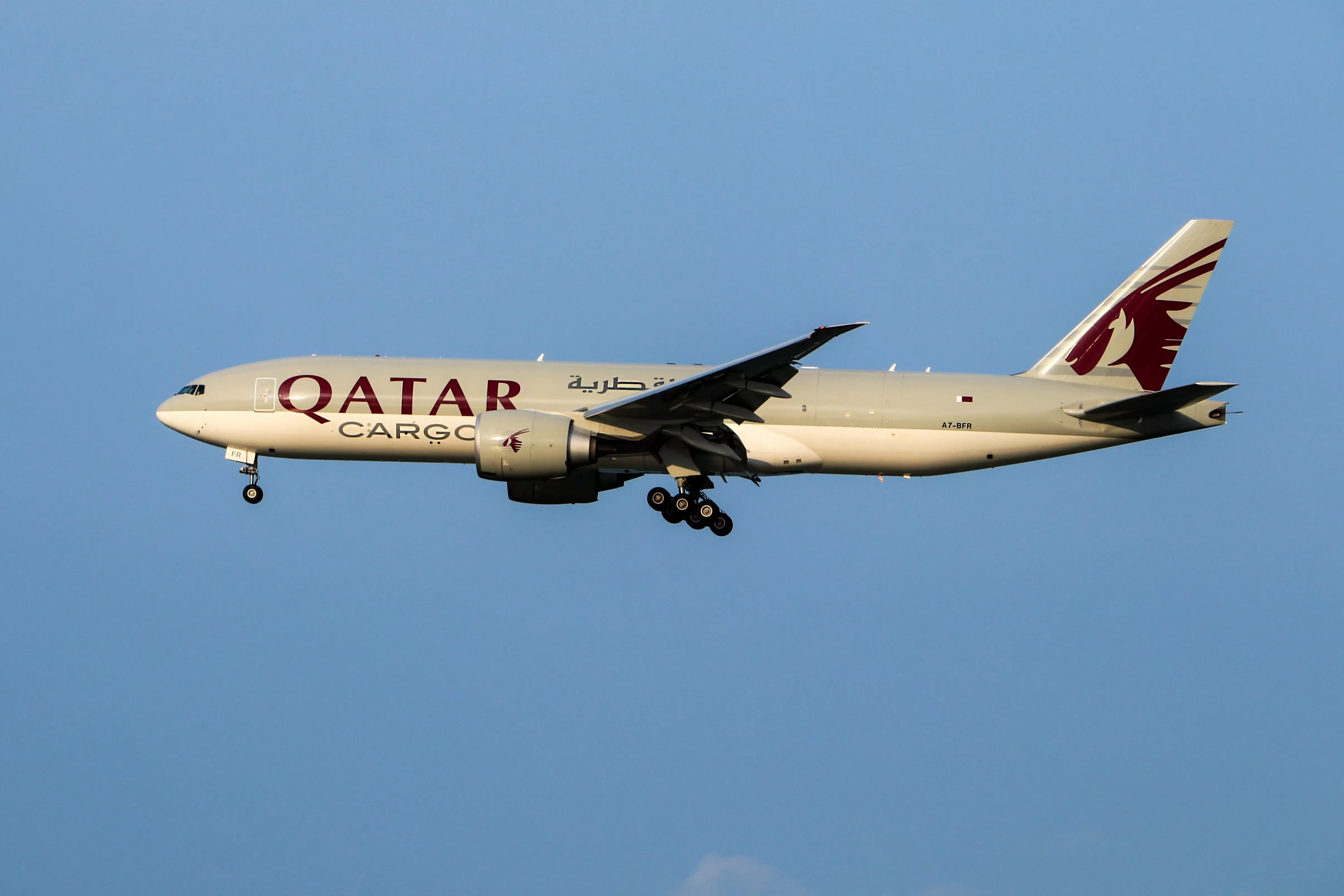 Пассажиркам авиарейса из Катара провели обследование в машине скорой помощи на взлетной полосе