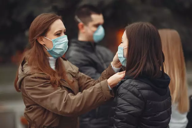 Женщины в масках в Киеве. Фото из открытых источников