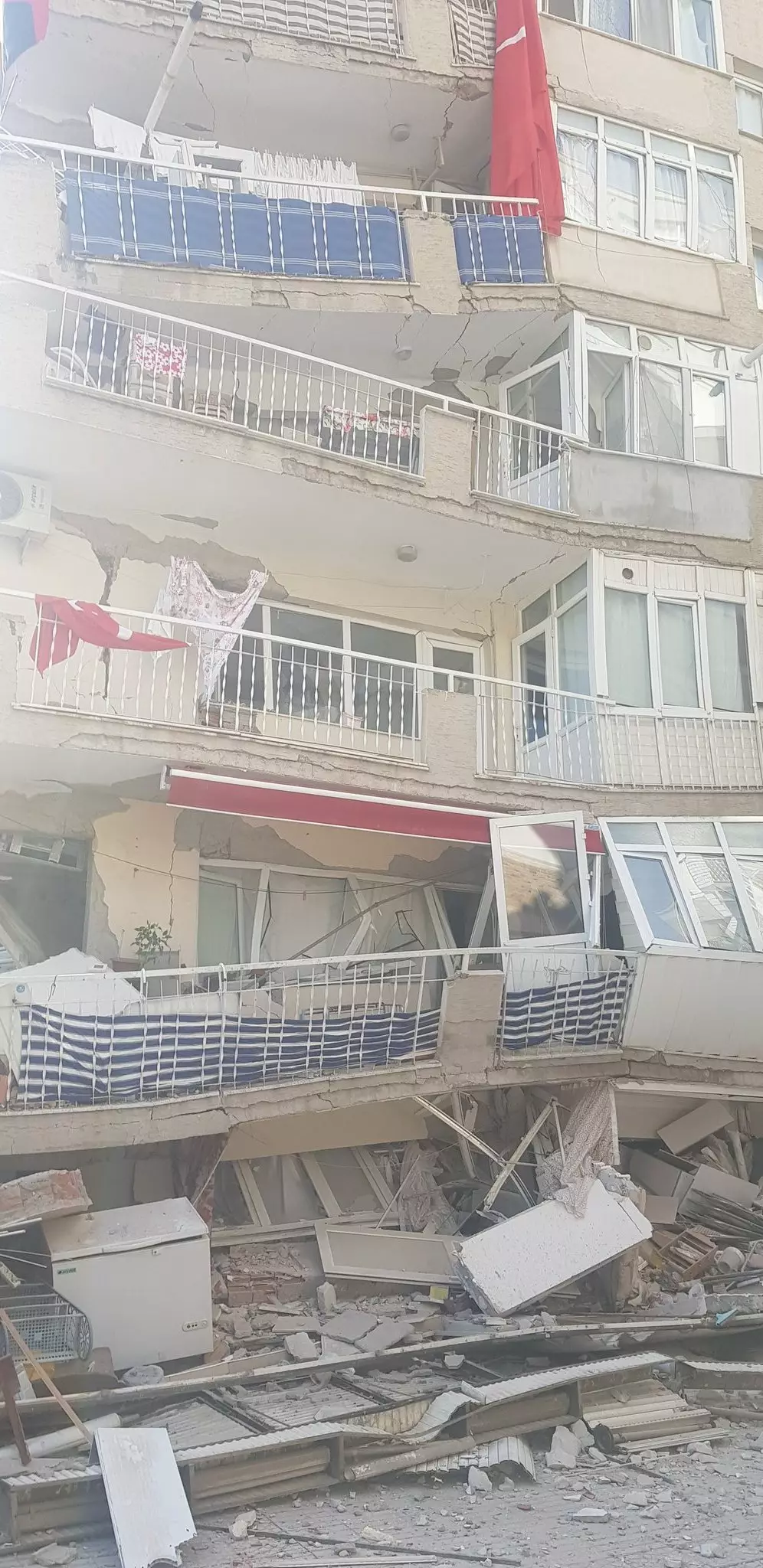 Землетрясение в Измире. Фото: twitter.com/osmancagrisahin