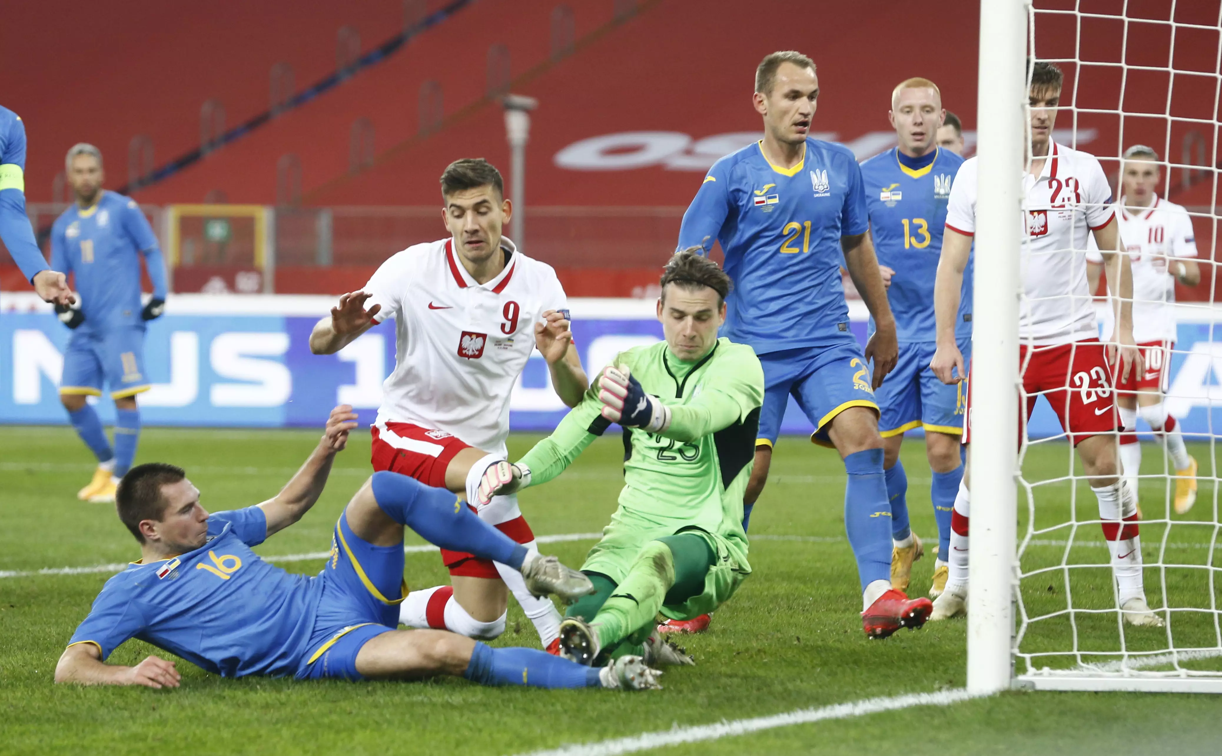 Андрій Лунін намагається стримати польських футболістів