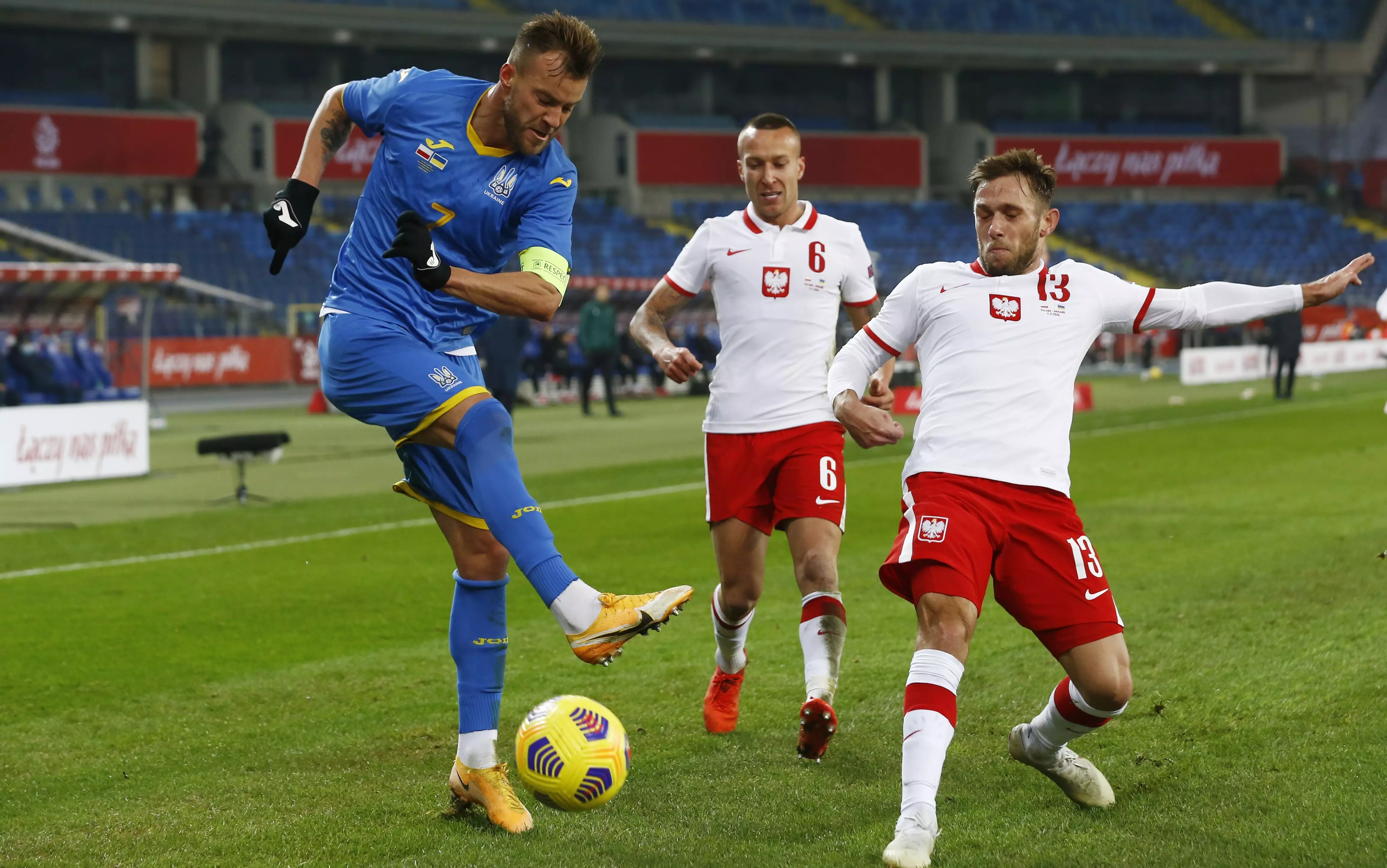 Андрей Ярмоленко против игроков сборной Польши