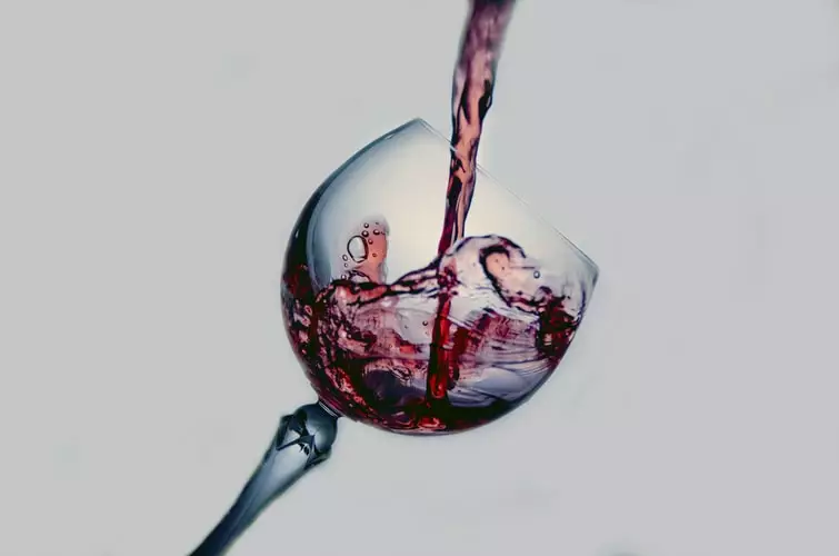 Крім винограду і його кісточок, поліфенолами багато червоне вино