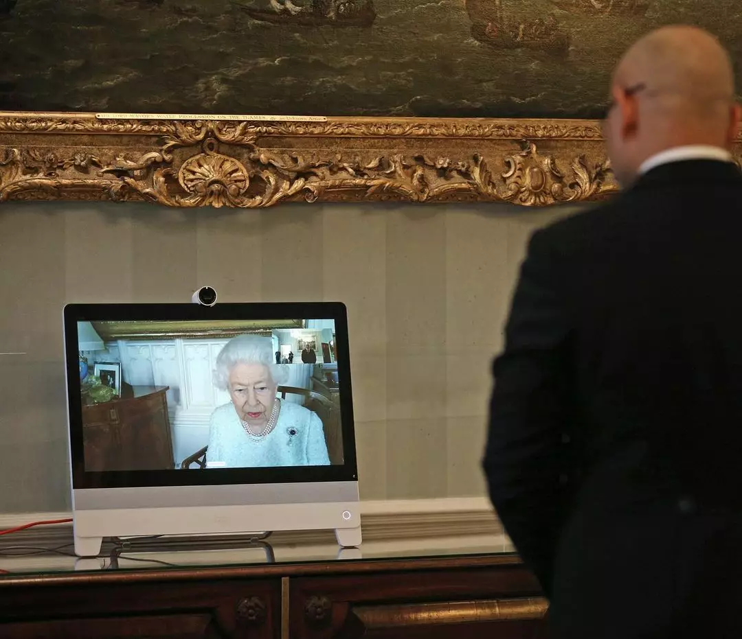 Британская королева начала проводить виртуальные аудиенции