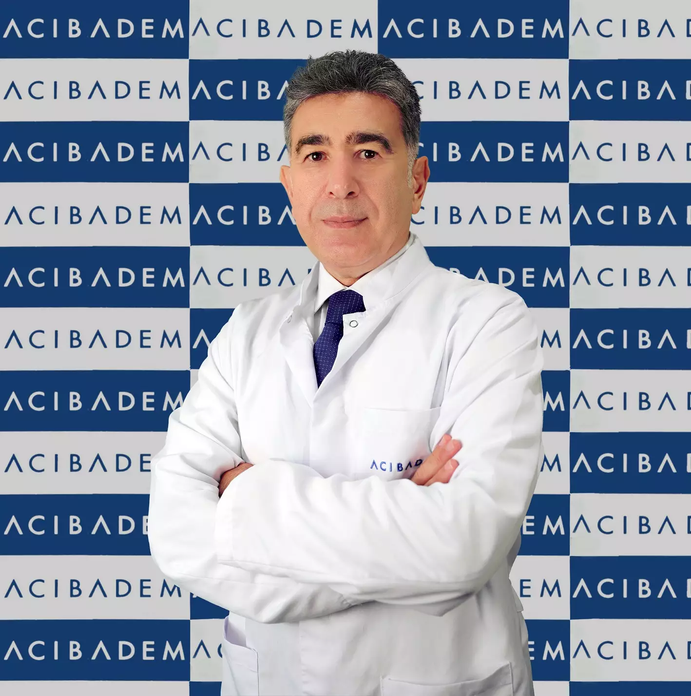 Профессор инфекционных заболеваний и клинической микробиологии из сети клиник Acıbadem Чагры Буке