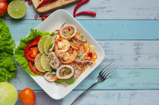 Рак с удовольствием съест салат с морепродуктами