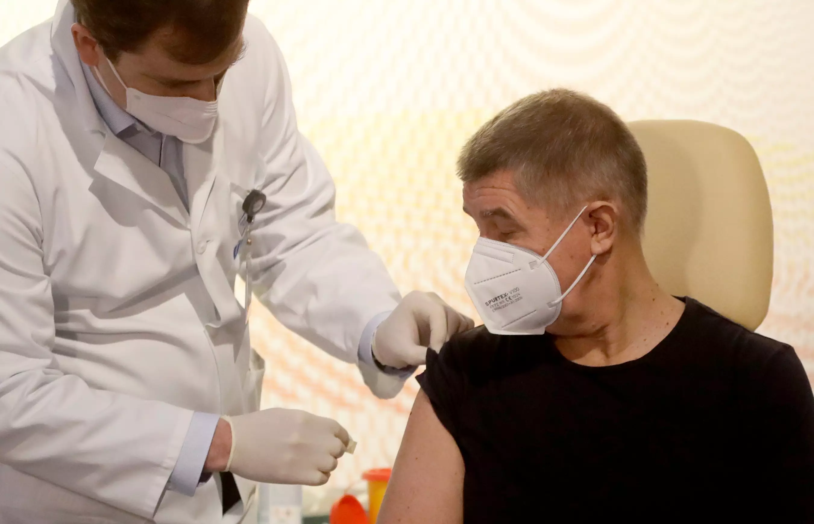 Премьер-министр Чехии Андрей Бабич делает прививку от коронавируса
