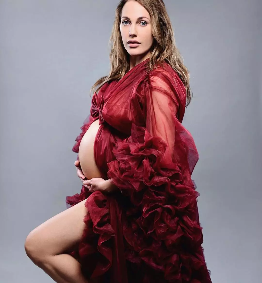 Мерьем Узерли на последнем месяце беременности