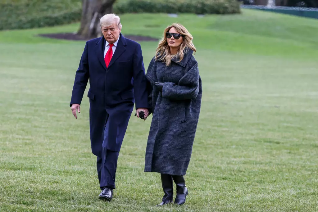 Мелания Трамп в пальто Balenciaga и сапогах Christian Dior