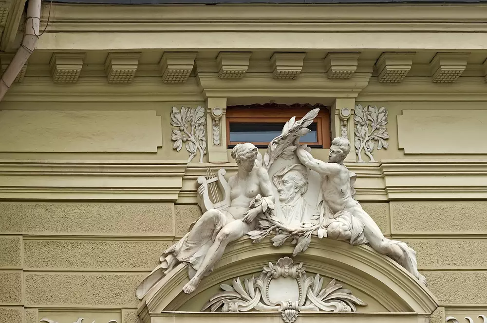 Архітектурний елемент драматичного фасаду Чернівецького драматичного театру