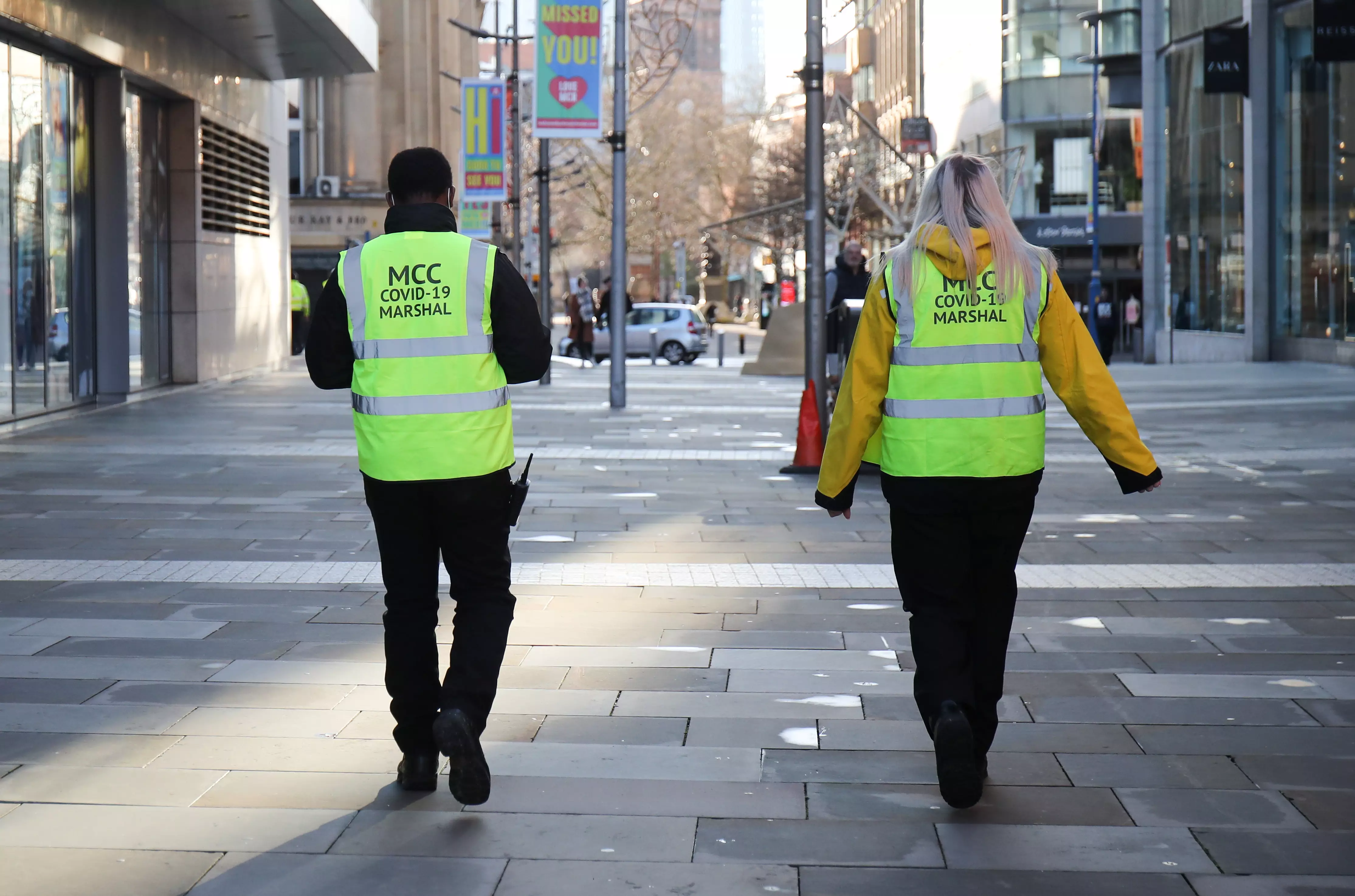 COVID-маршали  стежать, аби люди не виходили на вулиці в Манчестері. Фото: REUTERS/Molly Darlington