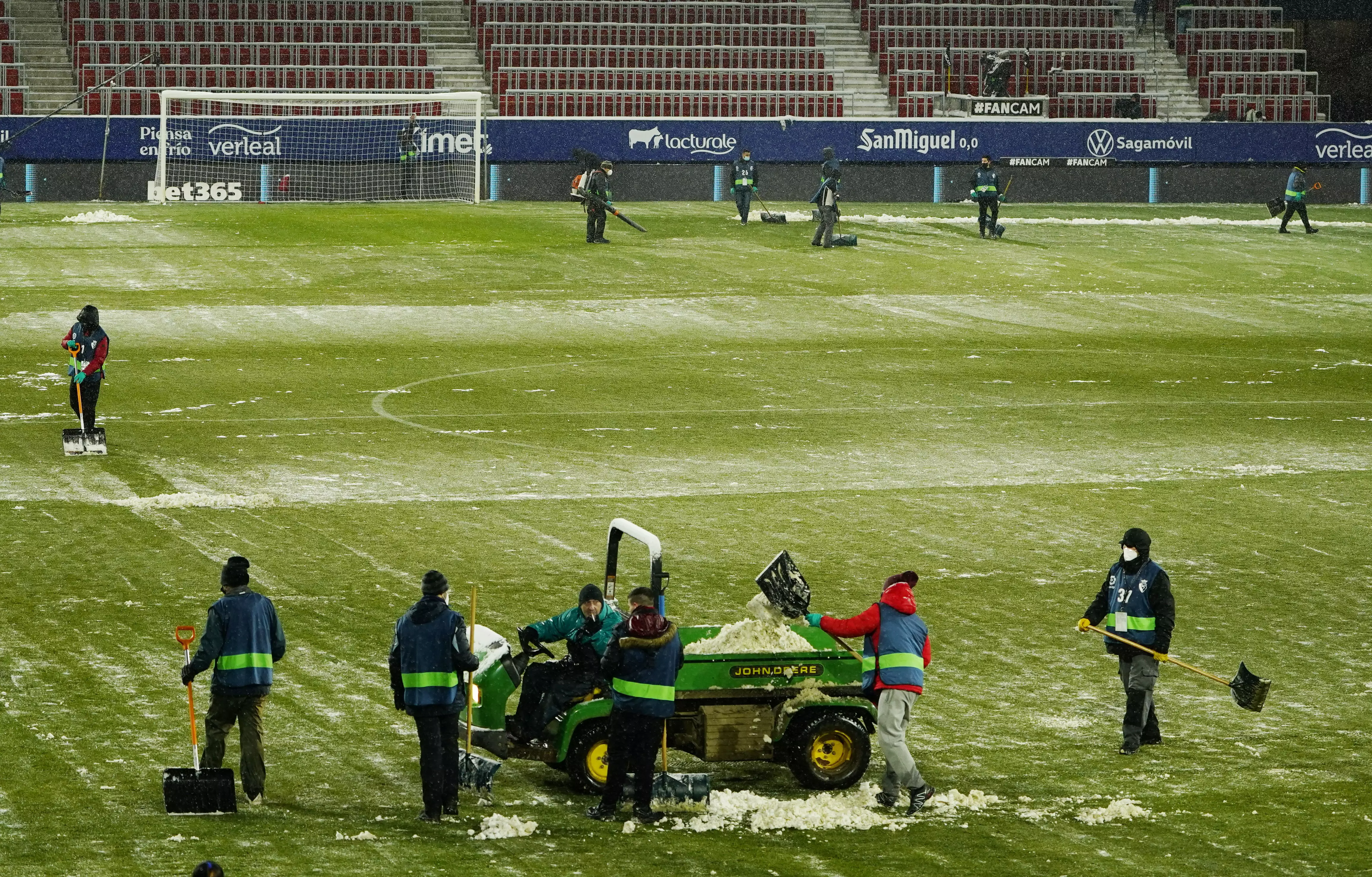 Працівники стадіону "Осасуни" розчищали поле перед матчем з "Реалом"