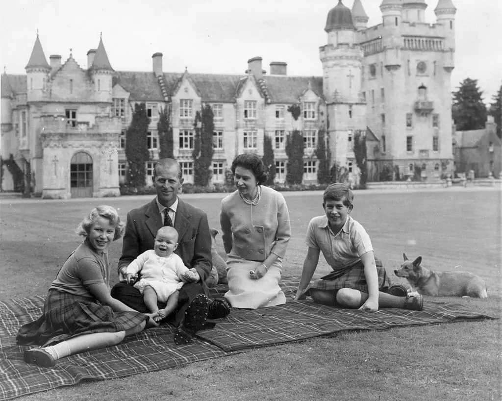 Королева Елизавета II и принц Филипп, герцог Эдинбургский со своими детьми, принц у замка Балморал