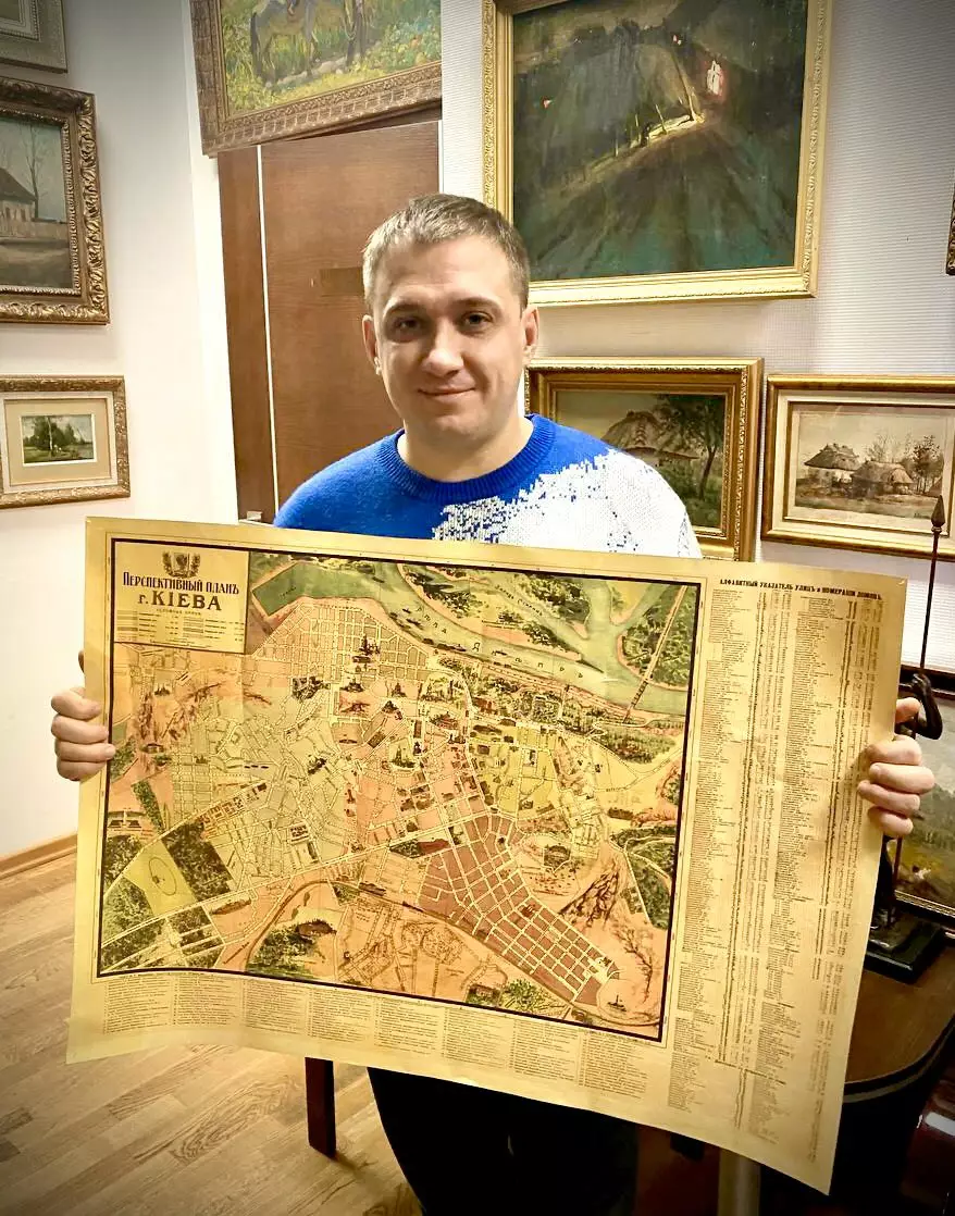 Президент Национального экспертно-строительного альянса Украины Виктор Лещинский с картой перспективного плана Киева 1911 года