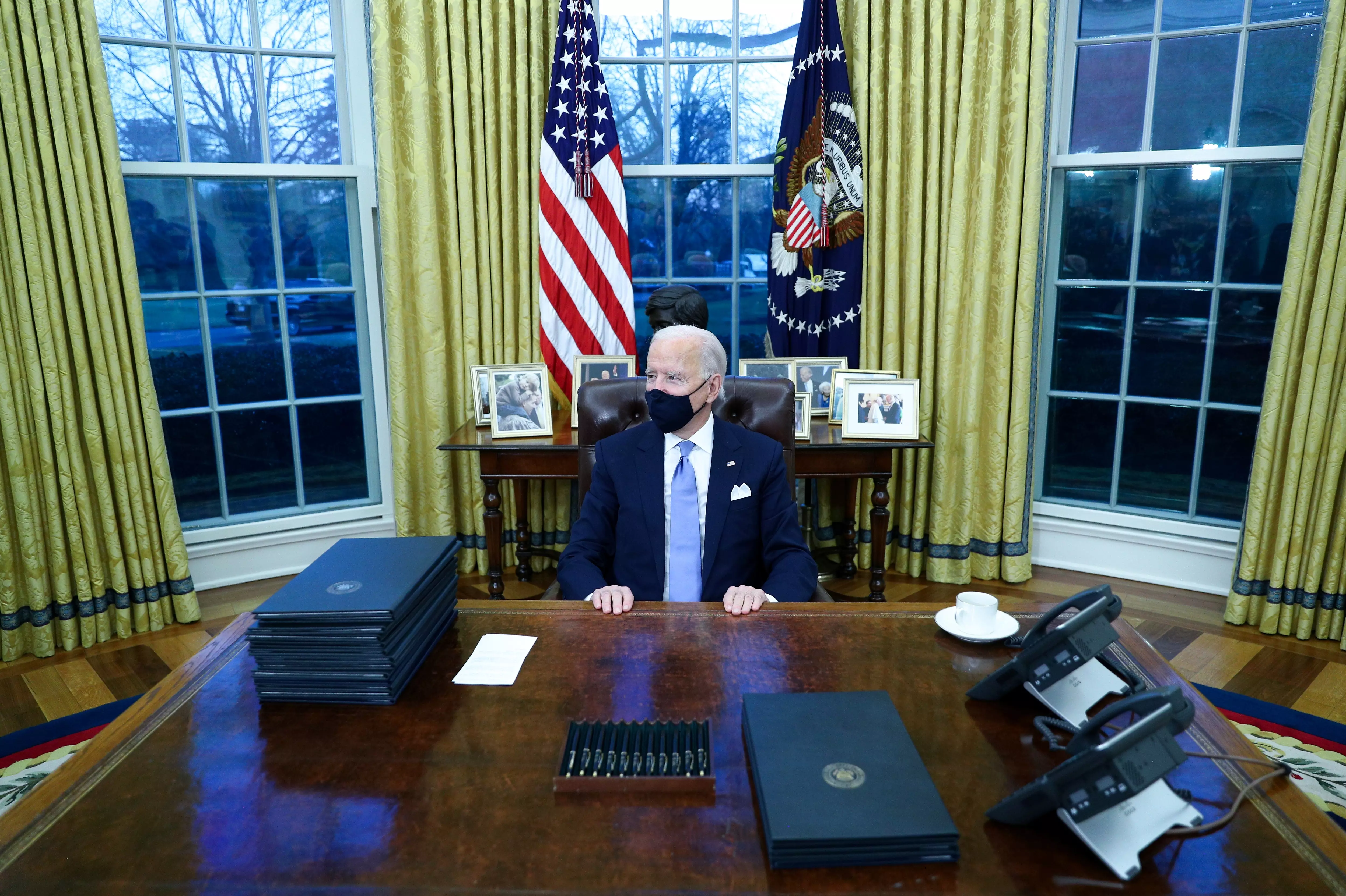 Джо Байден  в Овальному кабінеті, 2021 рік. Фото: REUTERS/Tom Brenner