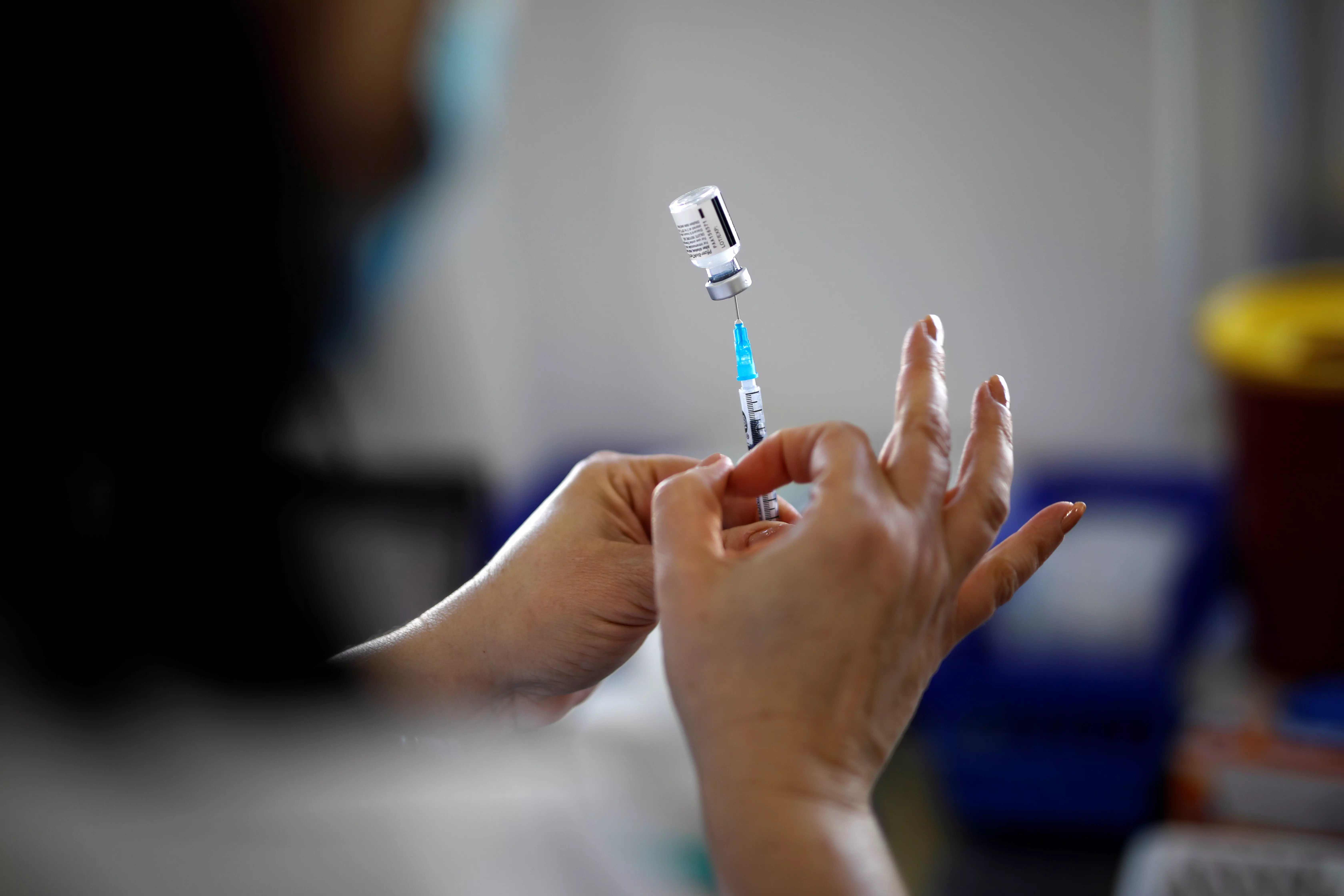 Бустерную дозу вакцины оптимально рекомендуется делать через 6-9 месяцев после второй дозы