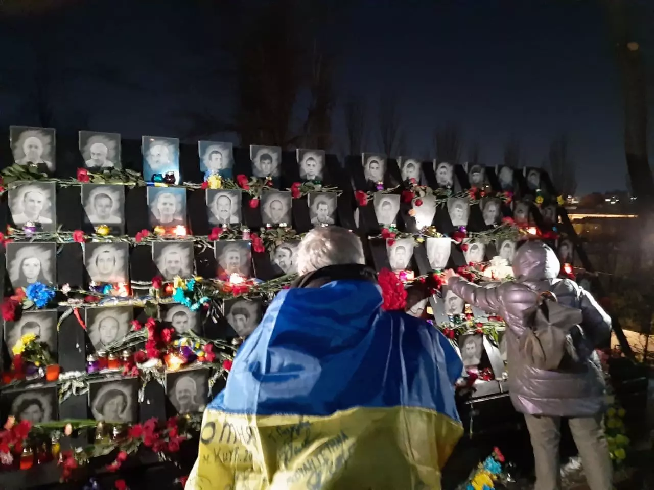 Возложение цветов и зажжение лампадок у мемориала героям Небесной Сотни, фото: "Сегодня"