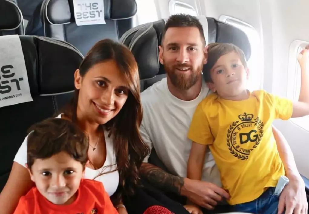 Лионель Месси с женой и детьми в самолете